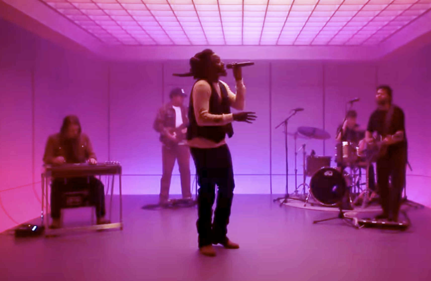 Shaboozey sings "A Bar Song (Tipsy)" live on Vevo as it dominates the