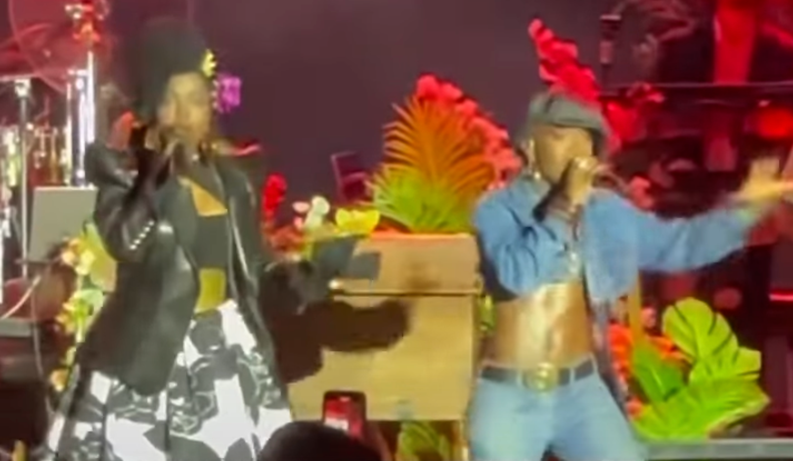 Lauryn Hill invites Doechii on stage for “Doo Wop (That Thing)” performance