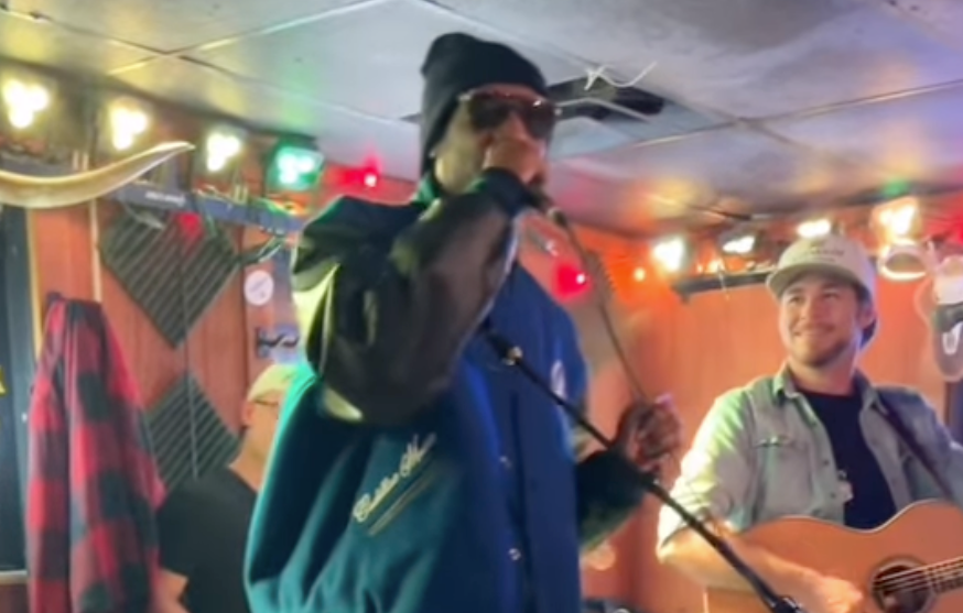 Snoop Dogg joins house band at Nashville honky tonk bar