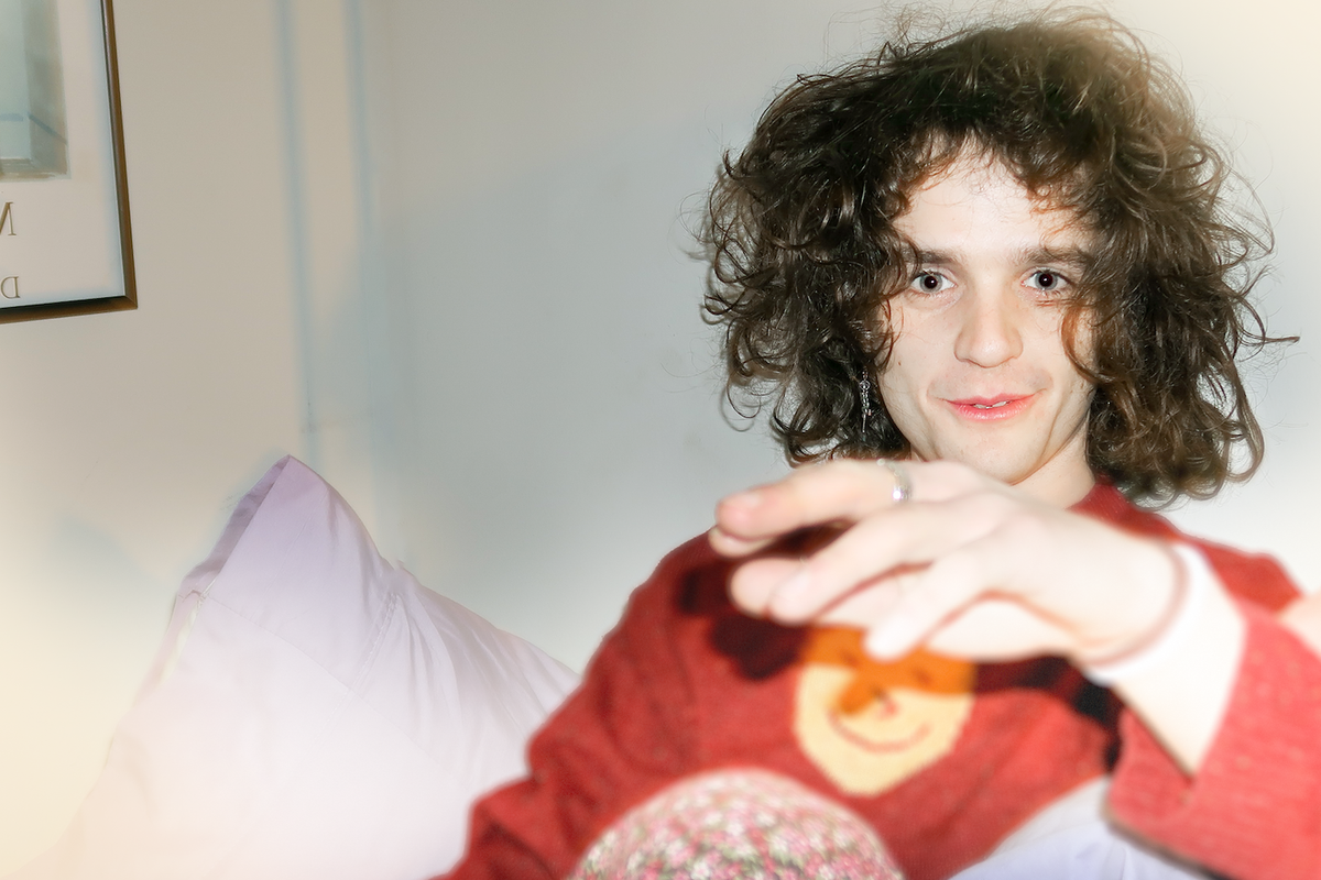 Asher White covers Jessica Pratt's debut album in full and announces spring tour