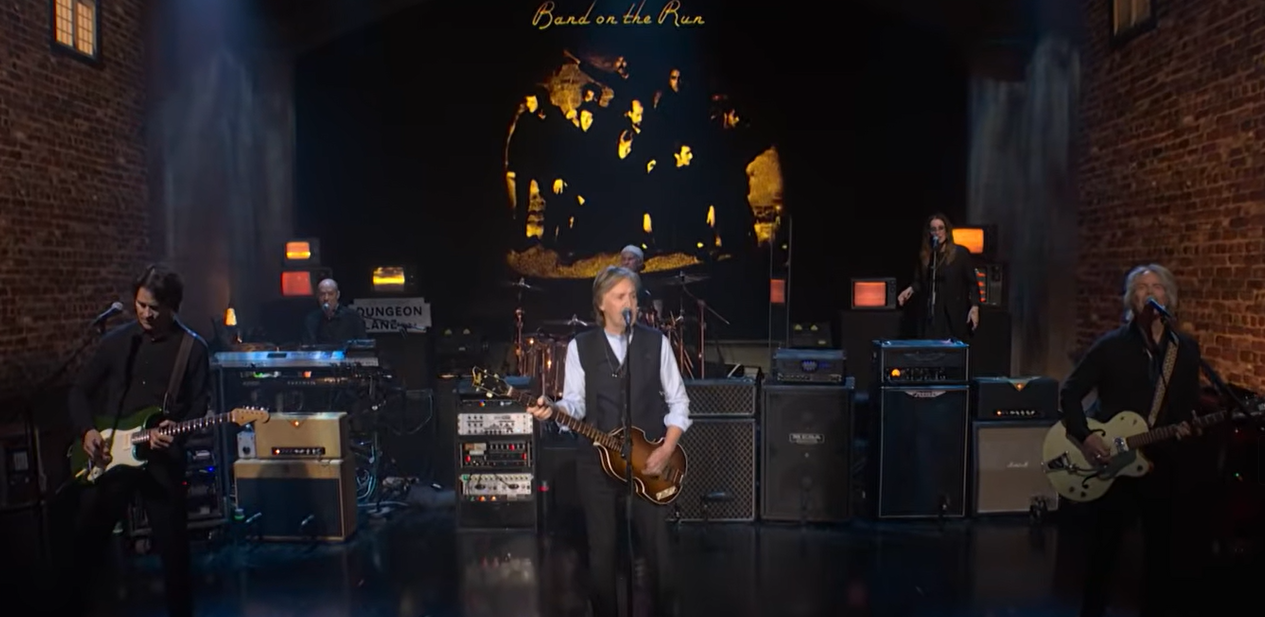 Paul McCartney serenades SNL fans with rare 3-song performance