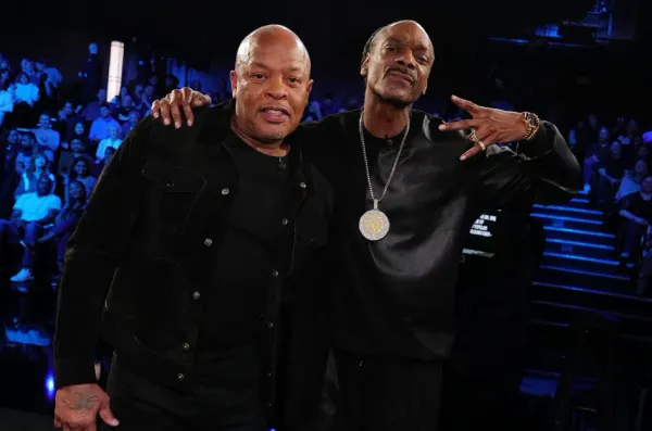 Snoop Dogg & Dr. Dre release new single: "Outta Da Blue"