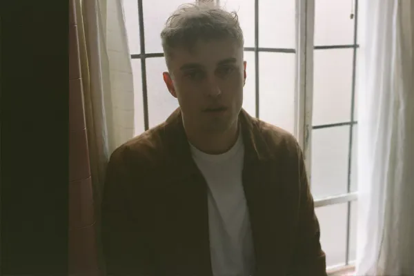 Sam Fender releases new single "People Watching", announces North America tour dates