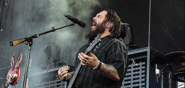 Watch: Seether frontman tells off security for kicking his 7-year-old daughter off stage: "I hope your dick is super fucking huge bro!”