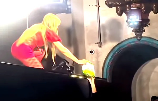 PinkPantheress is given a rotisserie chicken onstage