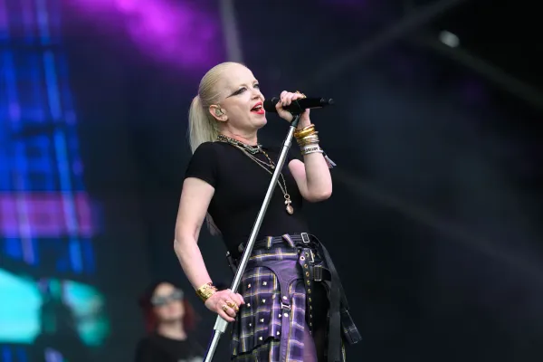 A complete timeline of Shirley Manson vs. beach balls