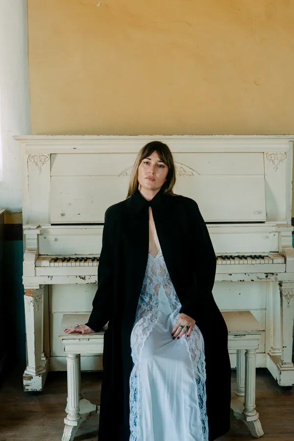 Jess Williamson shares new single “Hum of the City,” announces 2027 tour